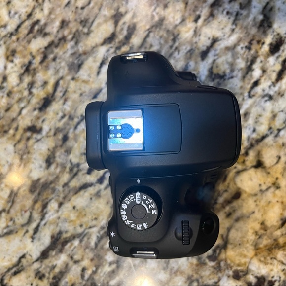 Canon EOS Rebel T100 - Picture 2 of 8